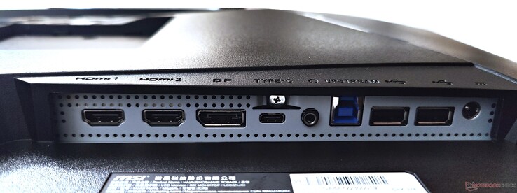Od lewej do prawej: 2x HDMI 2.0, DisplayPort 1.4a, USB Type-C DP, gniazdo słuchawkowe, USB Type-B Upstream, 2x USB 2.0 Type-A, DC-in