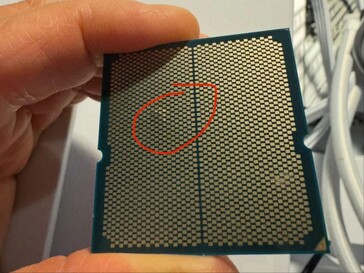 Procesor Ryzen z wybrzuszeniem i pewnymi przebarwieniami. (Źródło zdjęcia: I_fliu na Reddit)