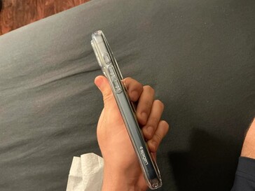 Przezroczyste etui Spigen. (Źródło zdjęcia: u/ChakiWRLD)