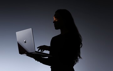 Surface Laptop Ultra waży 2 kg.