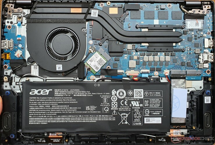 2x gniazdo M.2-2280 (PCIe 4.0), gniazdo Intel AX211 (Wi-Fi 6E), przykręcona bateria, ale wlutowany RAM
