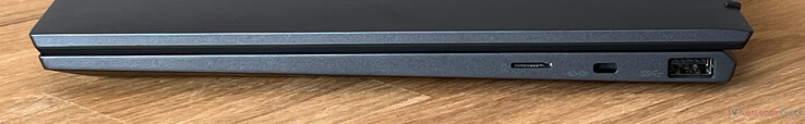 Po prawej: czytnik kart microSD, gniazdo zabezpieczające Kensington, USB-A 3.2 Gen 1 (5 Gbit/s)