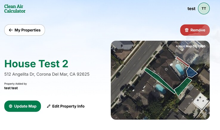 Przykład podmiejskiego domu z basenem i betonowym patio na podwórku oraz niewielką ilością drzew i krzewów na całym obwodzie. (Źródło zdjęcia: Project EverGreen)