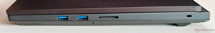 Po prawej: 2x USB-A 3.2 Gen. 1 (5 Gbit/s), czytnik kart SD, blokada Kensington Lock
