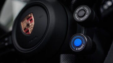 Przycisk E-Shift w Porsche Taycan z 2027 roku.