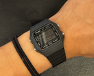 Model Casio F-B100W-1BJF (na zdjęciu) na nadgarstku.