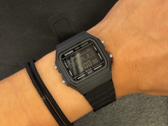 Model Casio F-B100W-1BJF (na zdjęciu) na nadgarstku.