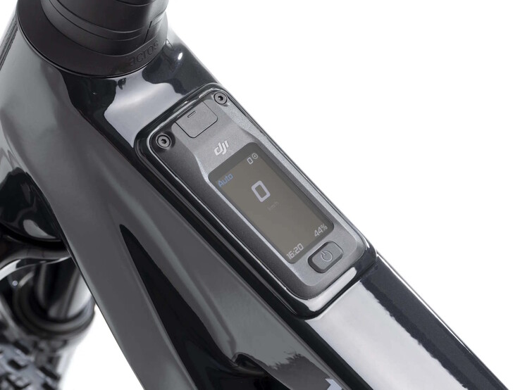 Typowa cecha roweru e-MTB: wyświetlacz nie jest umieszczony w zbyt widocznym miejscu.