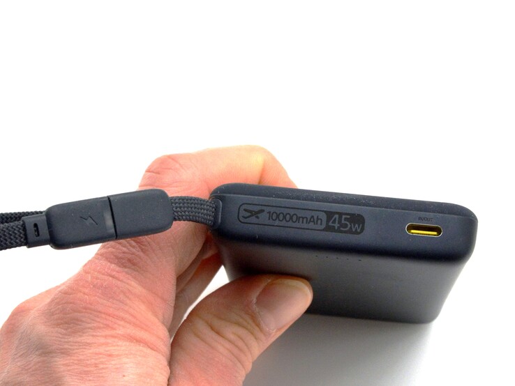 Baseus oferuje również PicoGo AM52 ze zintegrowanym kablem.