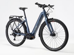 Rower Decathlon Stilus E-Touring ma zasięg 130 km (~81 mil). (Źródło zdjęcia: Decathlon)