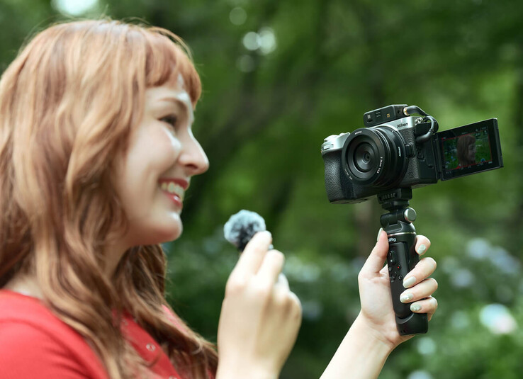 Aparat Nikon Z5IIC posiada wbudowany stabilizator obrazu o 7,5 stopniach, który pomaga twórcom w rejestrowaniu wyraźnych filmów i zdjęć.