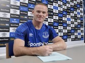 Waryne Rooney podpisujący dokument. (Źródło zdjęcia: Official Wayne Rooney)