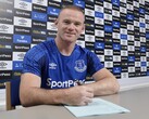 Waryne Rooney podpisujący dokument. (Źródło zdjęcia: Official Wayne Rooney) 