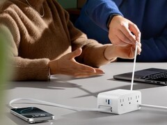 Stacja ładująca Anker Nano (7-w-1, 100W) jest teraz dostępna w kolorze białym (na zdjęciu). (Źródło zdjęcia: Anker)