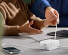 Stacja ładująca Anker Nano (7-w-1, 100W) jest teraz dostępna w kolorze białym (na zdjęciu). (Źródło zdjęcia: Anker)