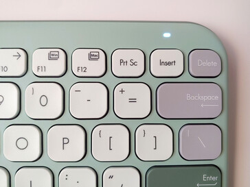 Biała kontrolka stanu klawiatury wskazuje połączenie lub zmiany trybu. (Źródło obrazu: Notebookcheck)