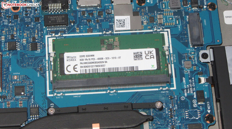 Na pamięć roboczą składa się 8 GB pamięci pokładowej oraz moduł 8 GB.