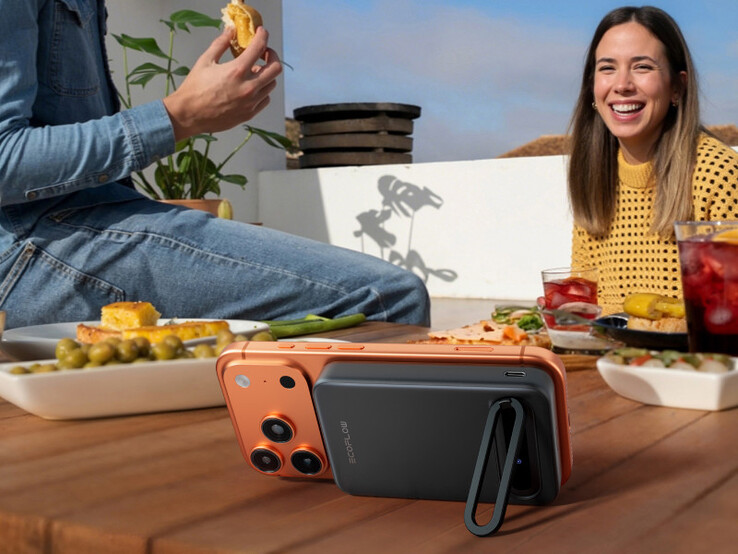 Power Bank Rapid Mag 15W Qi2 ma wbudowaną podpórkę umożliwiającą korzystanie z niego bez użycia rąk. (Źródło zdjęcia: EcoFlow)