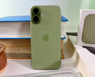 Apple iPhone 17 urósł tylko minimalnie w porównaniu do iPhone'a 16 i przy 177 gramach waży zaledwie 12 gramów więcej niż iPhone Air. (Źródło obrazu: Notebookcheck)