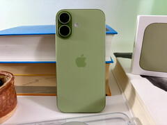 Apple iPhone 17 urósł tylko minimalnie w porównaniu do iPhone'a 16 i przy 177 gramach waży zaledwie 12 gramów więcej niż iPhone Air. (Źródło obrazu: Notebookcheck)