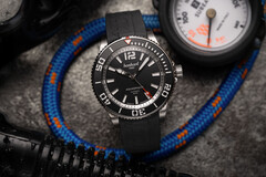 Zegarek nurkowy Hanhart Aquasphere w matowej czerni zapewnia 38 godzin rezerwy chodu