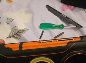 Kilka elementów obudowy można łatwo zdemontować/wymienić w przypadku ich uszkodzenia (źródło obrazu: Sergey Tarasov - Notebookcheck)