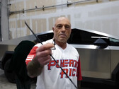 Joe Rogan postrzelił Cybertrucka strzałą (zdjęcie: JRE/YT)