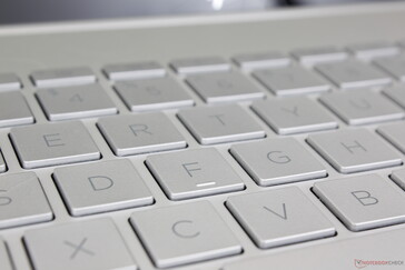 Szare nakładki na klawisze i czcionka nie kontrastują dobrze ze sobą w porównaniu do zwykłych czarnych nakładek na klawisze i białej czcionki w większości innych laptopów