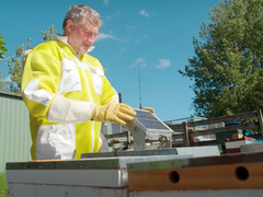 Zdalne monitorowanie ula za pośrednictwem połączenia Starlink IoT. (Źródło zdjęcia: OneNZ/YT)