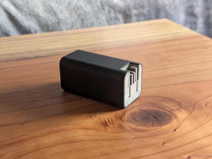 Zasilacz HP USB-C o mocy 65 W posiada zarówno wbudowane, jak i chowane wtyczki sieciowe, a także otwarty port USB-C na drugim końcu, dzięki czemu obsługuje niemal każdy kabel USB-C