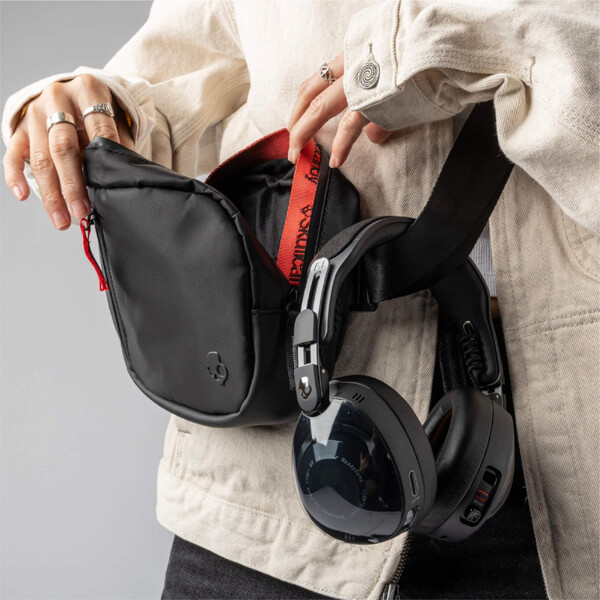 Skullcandy Aviator są dostarczane z torbą crossbody, a nie z futerałem. (Źródło zdjęcia: Skullcandy)