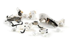 Słuchawki AirPods Pro 3 (na zdjęciu, rozerwane na strzępy) otrzymały od iFixit ogłuszającą ocenę 0 na 10 pod względem możliwości naprawy. (Źródło zdjęcia: iFixit)