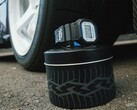 Zegarek Casio G-Shock DW5600TT25-1 x Toyo Tires wyświetlany na metalowej puszce z motywem opon obok koła samochodowego.