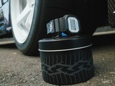 Zegarek Casio G-Shock DW5600TT25-1 x Toyo Tires wyświetlany na metalowej puszce z motywem opon obok koła samochodowego.