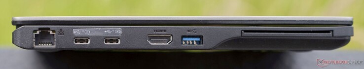 Po lewej: GBit RJ45, 2x USB-C 3.2 Gen2 (10 GBit/s, ładowanie + DisplayPort 1.2), HDMI 2.0b, USB-A 3.2 Gen1 (5 GBit/s), czytnik kart inteligentnych (opcjonalnie)