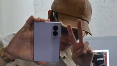 Wokalista zespołu BTS, J-Hope, został już zauważony, gdy trzymał przed obiektywem aparat Samsung Galaxy Z Fold8.