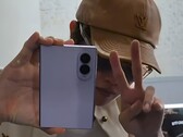 Wokalista zespołu BTS, J-Hope, został już zauważony, gdy trzymał przed obiektywem aparat Samsung Galaxy Z Fold8.