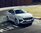 SUV Hyundai Kona N jeżdżący po torze wyścigowym. (Źródło zdjęcia: Hyundai)