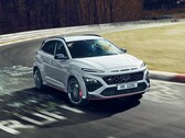 SUV Hyundai Kona N jeżdżący po torze wyścigowym. (Źródło zdjęcia: Hyundai)