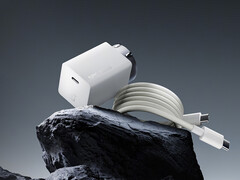 Nowa ładowarka OnePlus 100 W GaN kosztuje w Chinach około 28 dolarów. Na zdjęciu: cegła i dołączony kabel. (Źródło zdjęcia: OnePlus)