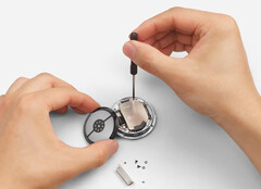 Mówi się, że bateria w Google Pixel Watch 4 jest stosunkowo łatwa do wymiany. (Źródło obrazu: Google)