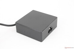 Uniwersalny zasilacz sieciowy USB-C jest stosunkowo niewielki (~7,5 x 7,5 x 2,9 cm), biorąc pod uwagę jego moc wyjściową 90 W