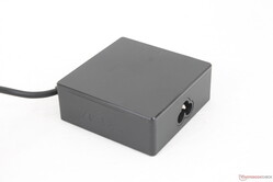 Uniwersalny zasilacz sieciowy USB-C jest stosunkowo niewielki (~7,5 x 7,5 x 2,9 cm), biorąc pod uwagę jego moc wyjściową 90 W