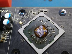 Ketchup użyty jako mieszanka termiczna w procesorze graficznym AMD Radeon R7 240. (Źródło obrazu: AssasinWarlord na ComputerBase.de)