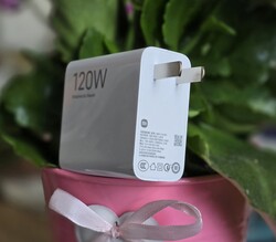 Redmi K70 Pro jest wyposażony w 120-watowy zasilacz.