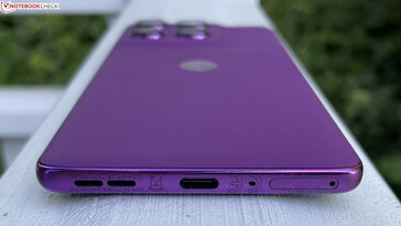 poniżej: Głośnik, USB-C 2.0, mikrofon, gniazdo SIM