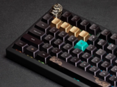 Bezprzewodowa klawiatura mechaniczna Keychron Black Myth Wukong w widoku z góry, przedstawiająca klawisz escape i akcentujące nasadki klawiszy
