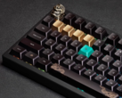 Bezprzewodowa klawiatura mechaniczna Keychron Black Myth Wukong w widoku z góry, przedstawiająca klawisz escape i akcentujące nasadki klawiszy