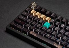 Bezprzewodowa klawiatura mechaniczna Keychron Black Myth Wukong w widoku z góry, przedstawiająca klawisz escape i akcentujące nasadki klawiszy