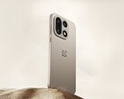 OnePlus 15 (na zdjęciu) nie ma logo Hasselblad, jak jego poprzednik, OnePlus 13. (Źródło zdjęcia: OnePlus)